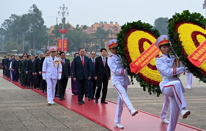 Đoàn lãnh đạo Đảng, Nhà nước vào Lăng viếng Chủ tịch Hồ Chí Minh, sáng 3/2. Ảnh: Hoàng Phong