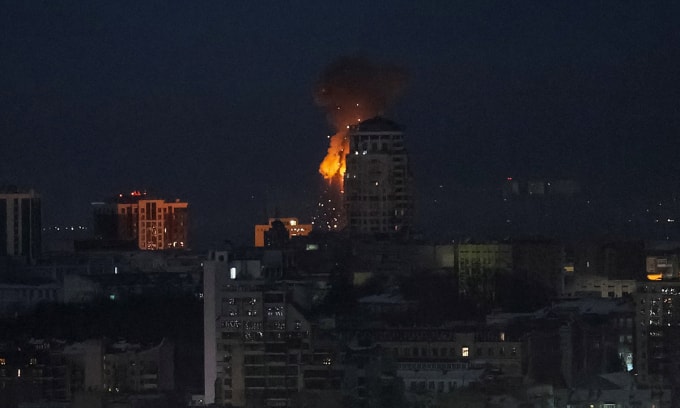 UAV lao vào một tòa nhà tại thủ đô Kiev, Ukraine ngày 3/2. Ảnh: Reuters