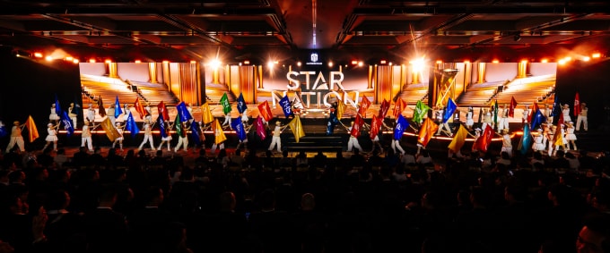 Phần diễu hành Thế vận hội Star Nation tại lễ vinh danh ngày 27/1. Sự kiện gồm ba phần, xoay quanh hành trình phát triển của lực lượng kinh doanh và sự đồng hành giữa các đơn vị phân phối. Các tiết mục trình chiếu và dàn dựng tái hiện hình ảnh môi giới như những vận động viên trên hành trình chinh phục mục tiêu kinh doanh. Ảnh: Dũng Nguyễn