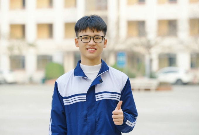 Trần Anh Tú trong sân trường, chiều 3/2. Ảnh: Nhân vật cung cấp