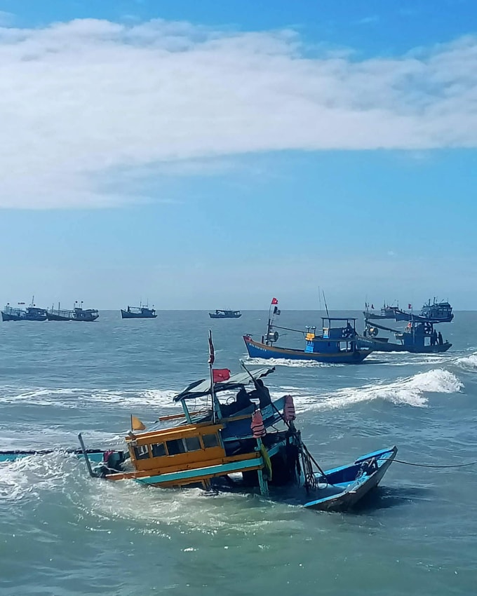 Hiện trường tàu chìm đang được lai dắt về bờ. Ảnh: Thanh Tuấn