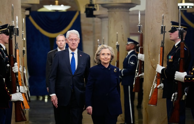 Cựu tổng thống Bill Clinton (trái) và vợ Hillary Clinton tại lễ nhậm chức của Tổng thống Donald Trump hồi tháng 1/2025. Ảnh: AFP