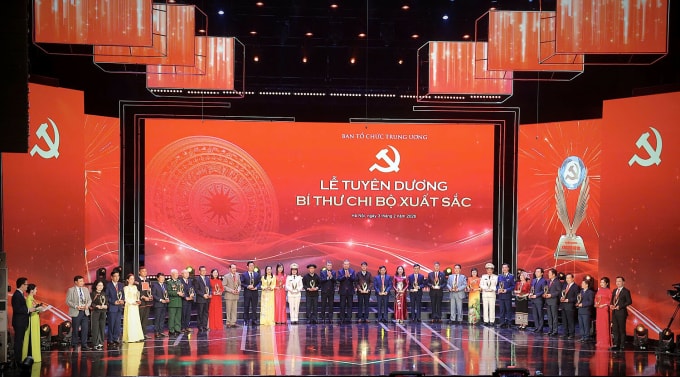 Tổng Bí thư Tô Lâm tuyên dương bí thư chi bộ xuất sắc, tối 3/2. Ảnh: TTXVN