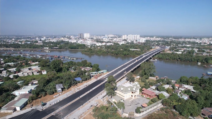 Cầu Thống Nhất trên tuyến đường Trục trung tâm Biên Hòa. Ảnh: Phước Tuấn