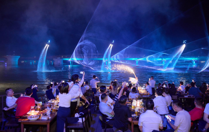 Du khách xem các show diễn tại Thị trấn Hoàng Hôn. Ảnh: Ánh Dương