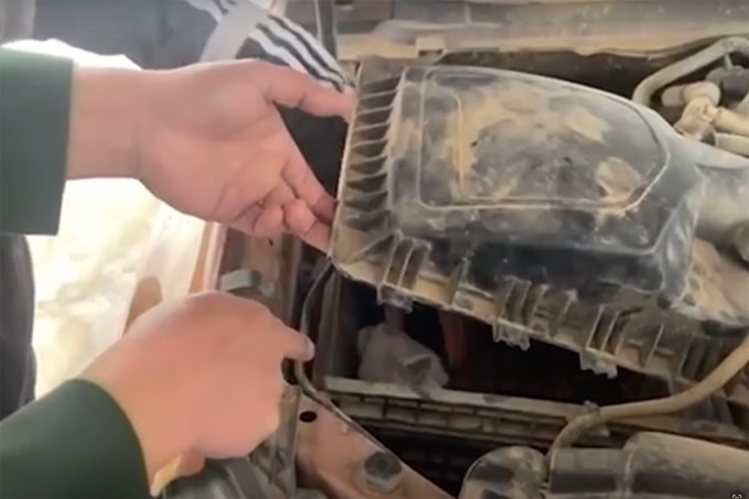 Hộp đựng lọc gió của ôtô bán tải được Thủy mở ra, bỏ 7 cây vàng bên trong. Ảnh: Hùng Lê