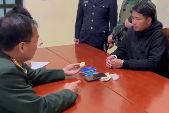 Nghi can Thủy (góc phải) cùng tang vật tại cơ quan điều tra. Ảnh: Hải Thượng