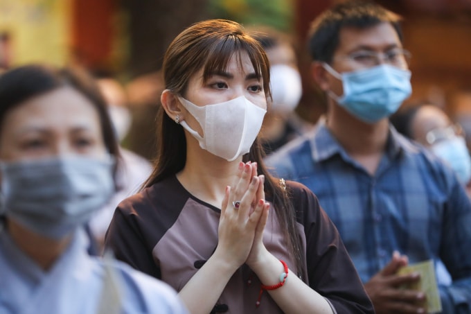 Người dân đi chùa Viên Giác ở TP HCM dịp đầu năm mới. Ảnh: Quỳnh Trần