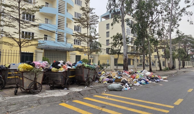 Rác chất đống, tràn xuống lòng đường Nguyễn Du. Ảnh: Lam Sơn