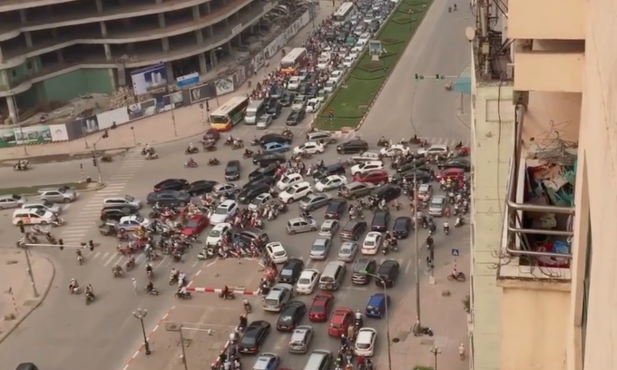 Kẹt xe tại một ngã tư ở hà Nội. Ảnh cắt từ video