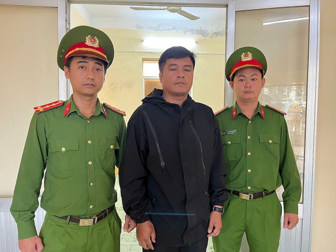 Nguyễn Ngọc Hải Đăng, trưởng thôn Chí Thạnh, xã Tuy An Bắc, tại cơ quan điều tra. Ảnh: Công an Đăk Lăk