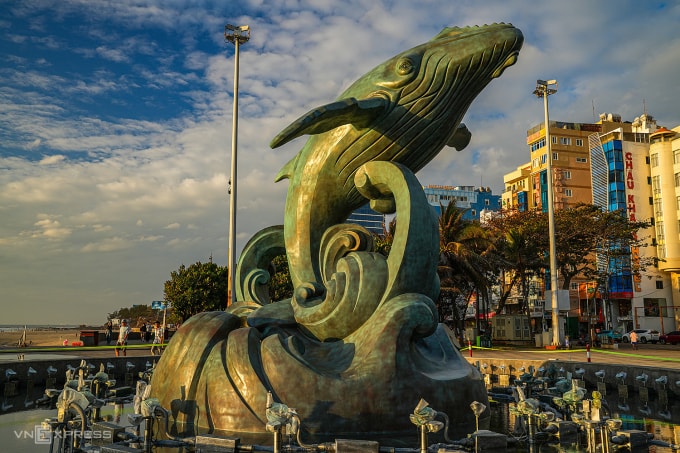 Tượng cá Ông được lắp đặt hoàn thiện. Ảnh: Trường Hà