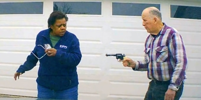 Camera trên xe Uber ghi lại hình ảnh William Brock chĩa súng vào tài xế Lo-Letha Toland-Hall trước nhà ở Ohio. Ảnh: Clark County Sheriffs Office