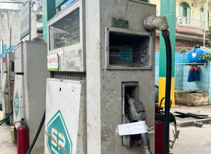 Cửa hàng bán xăng giả bị niêm phong. Ảnh: Công an TP HCM