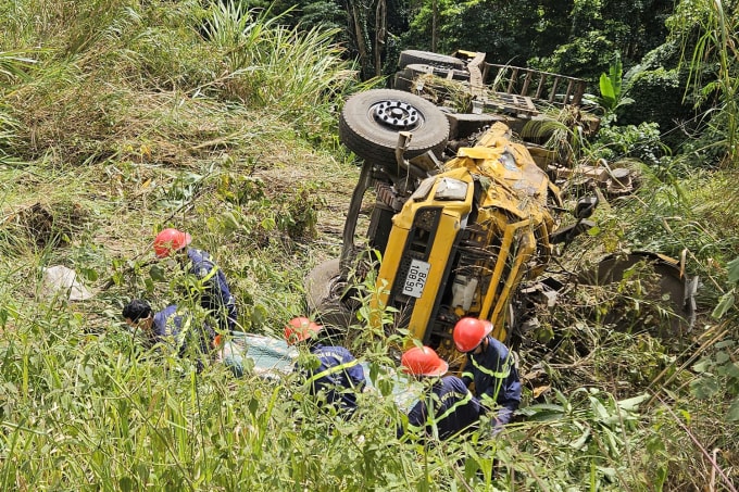 Cảnh sát đưa thi thể tài xế ra khỏi chiếc xe gặp nạn. Ảnh: Hoài Thanh