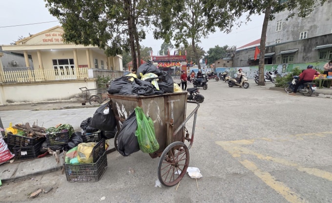 Rác thải tập kết gần cổng trường Mầm non Quảng Tiến, đường Trần Hưng Đạo. Ảnh: Lam Sơn