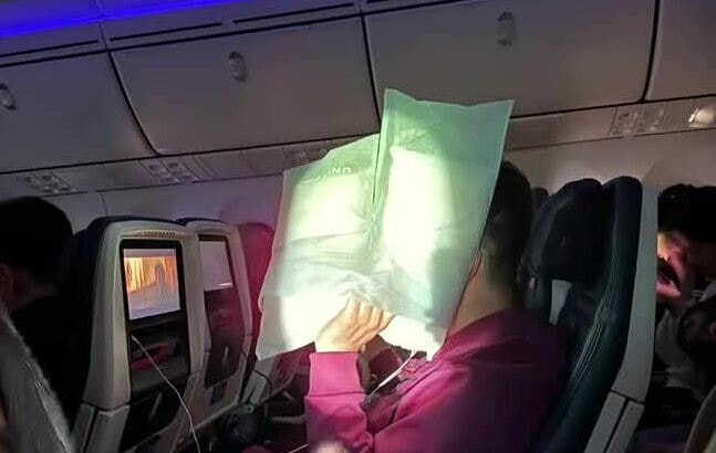 Hành khách gây tranh cãi vì không chịu đóng tấm che cửa sổ