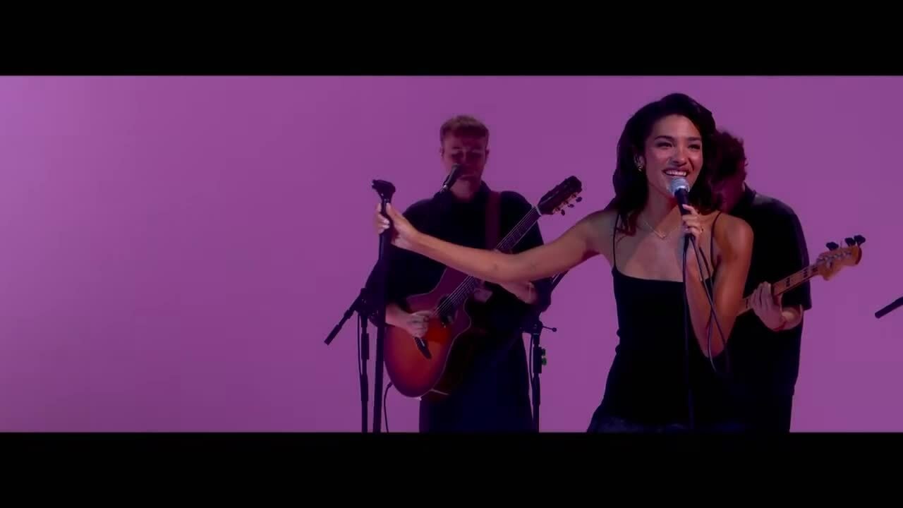 Olivia Dean biểu diễn 