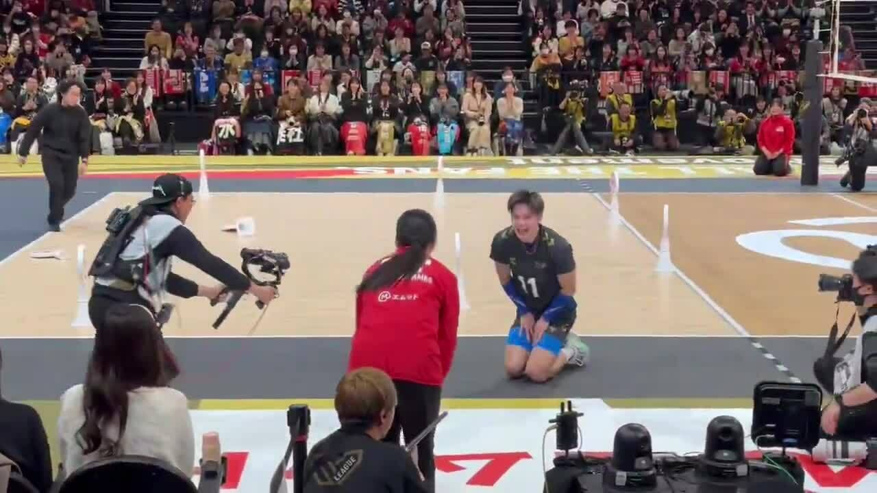 Cách xin lỗi 'chưa từng thấy' của ngôi sao bóng chuyền Nhật Bản