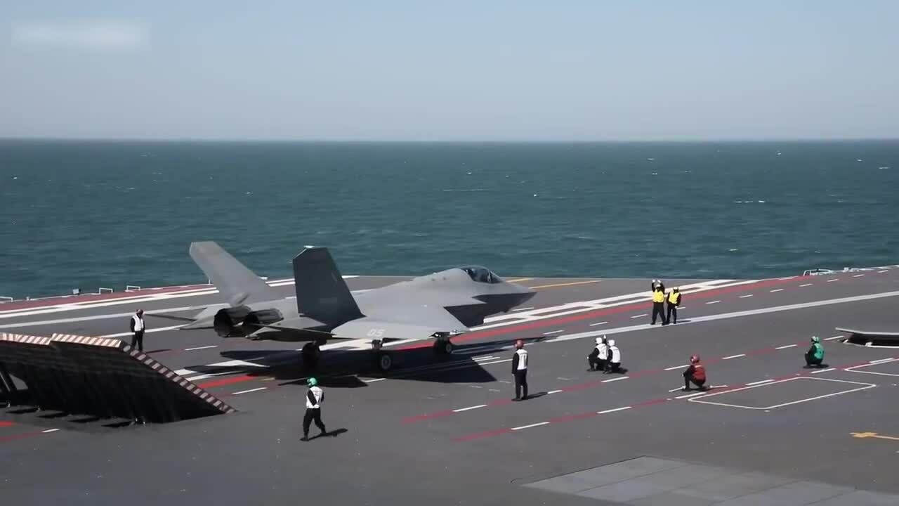 J-35 lần đầu cất hạ cánh trên tàu sân bay