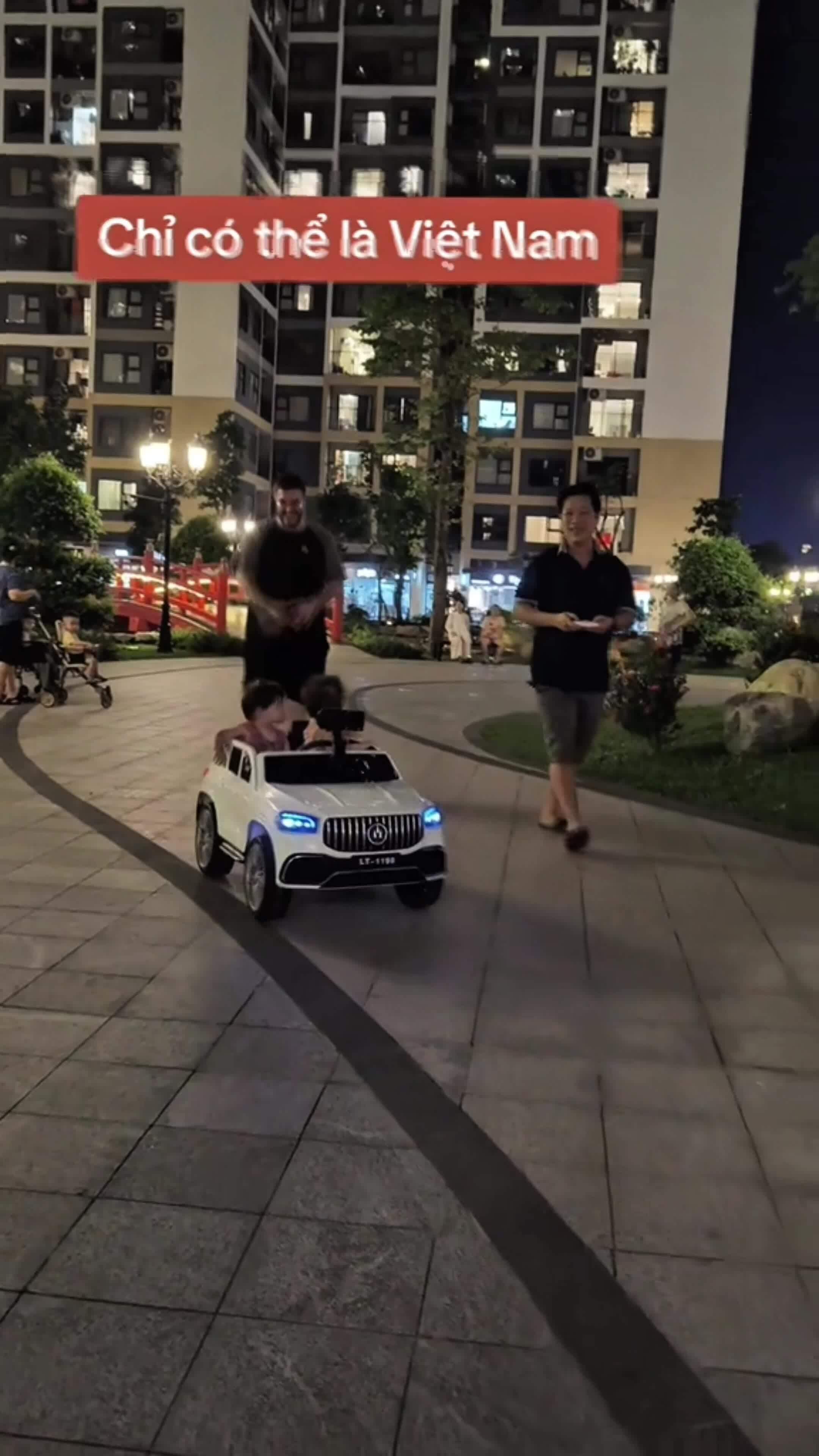 Người nước ngoài học cách 'sống chung' với hàng xóm Việt