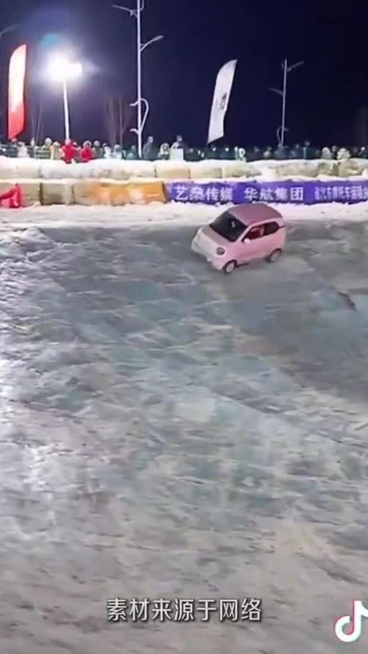 Ôtô trượt tự do trong 'chảo băng' - thử thách xe xứ lạnh