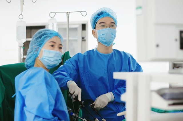 Vinmec Phú Quốc phẫu thuật nội soi xử lý “túi khuyết” tử cung cho người phụ nữ 3 lần mổ đẻ - Ảnh 1.