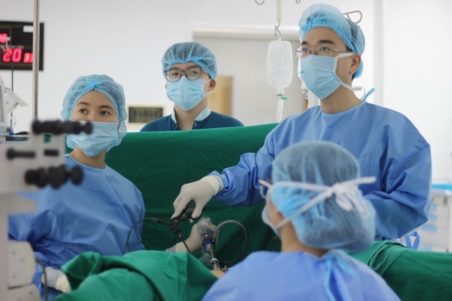 Vinmec Phú Quốc phẫu thuật nội soi xử lý “túi khuyết” tử cung cho người phụ nữ 3 lần mổ đẻ - Ảnh 2.