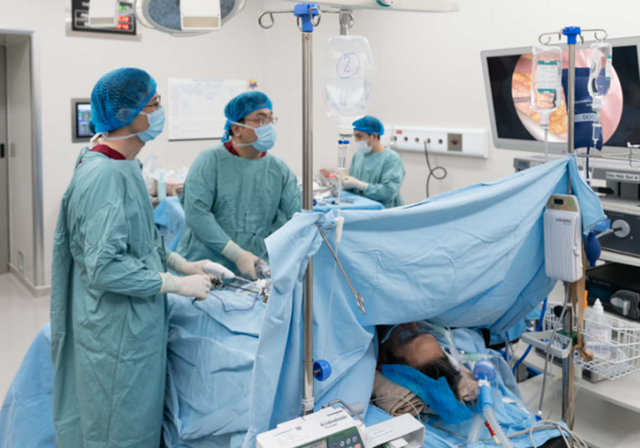 Ăn cơm có cảm giác nuốt vướng, người đàn ông sốc khi phát hiện 3 bệnh ung thư cùng lúc - Ảnh 1.