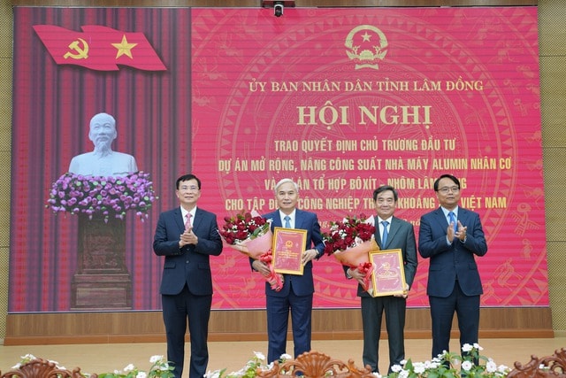 Lâm Đồng trao chủ trương đầu tư hai dự án nâng công suất bô xít – alumin gần 60.000 tỷ đồng - Ảnh 1.