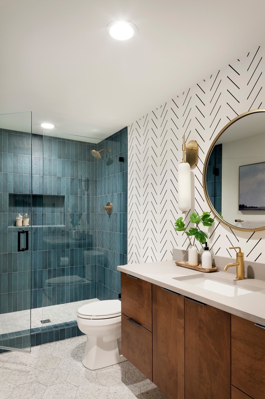 Phòng tắm nhỏ nên ưu tiên nội thất tối giản. (Ảnh: Houzz)