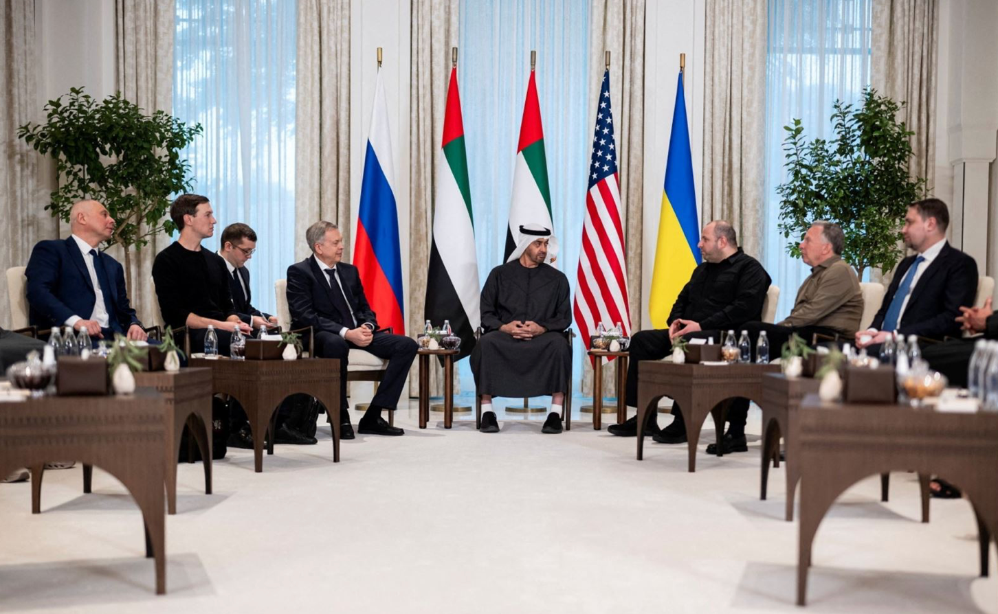 Tổng thống Các tiểu vương quốc Arập Thống nhất (UAE) Sheikh Mohamed bin Zayed al-Nahyan (giữa) trong cuộc gặp đại diện phái đoàn Mỹ, Liên bang Nga và Ukraine tham dự cuộc đàm phán ba bên, tại Abu Dhabi, ngày 23/1/2026. (Ảnh: Reuters)