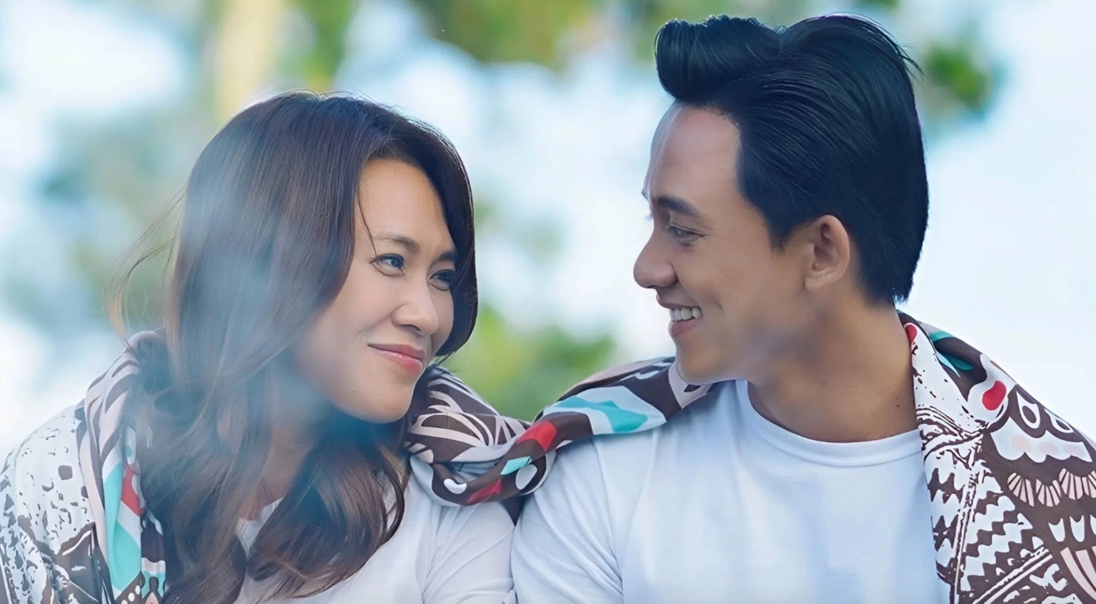 Kể từ đó, khán giả liên tục chứng kiến sự xuất hiện song hành của họ tại các sự kiện lớn nhỏ. Nam diễn viên đồng hành đàn chị suốt nhiều ngày đi diễn và các sự kiện giải trí.