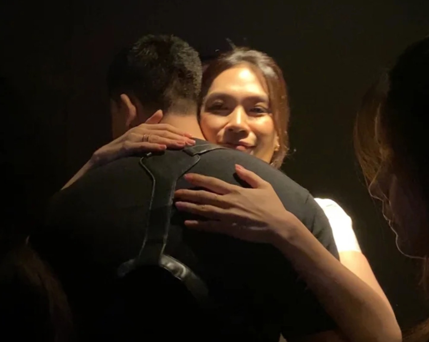 Về phía Mỹ Tâm, cô cũng luôn ủng hộ Mai Tài Phến trong các cột mốc của sự nghiệp. Tháng 10/2023, khi phim Đất rừng phương Nam ra rạp, Mỹ Tâm xuất hiện tại hậu trường buổi công chiếu. Cô trao cái ôm thân thiết dành cho Mai Tài Phến, đồng thời bày tỏ niềm yêu mến với nhân vật Võ Tòng do anh thủ vai.