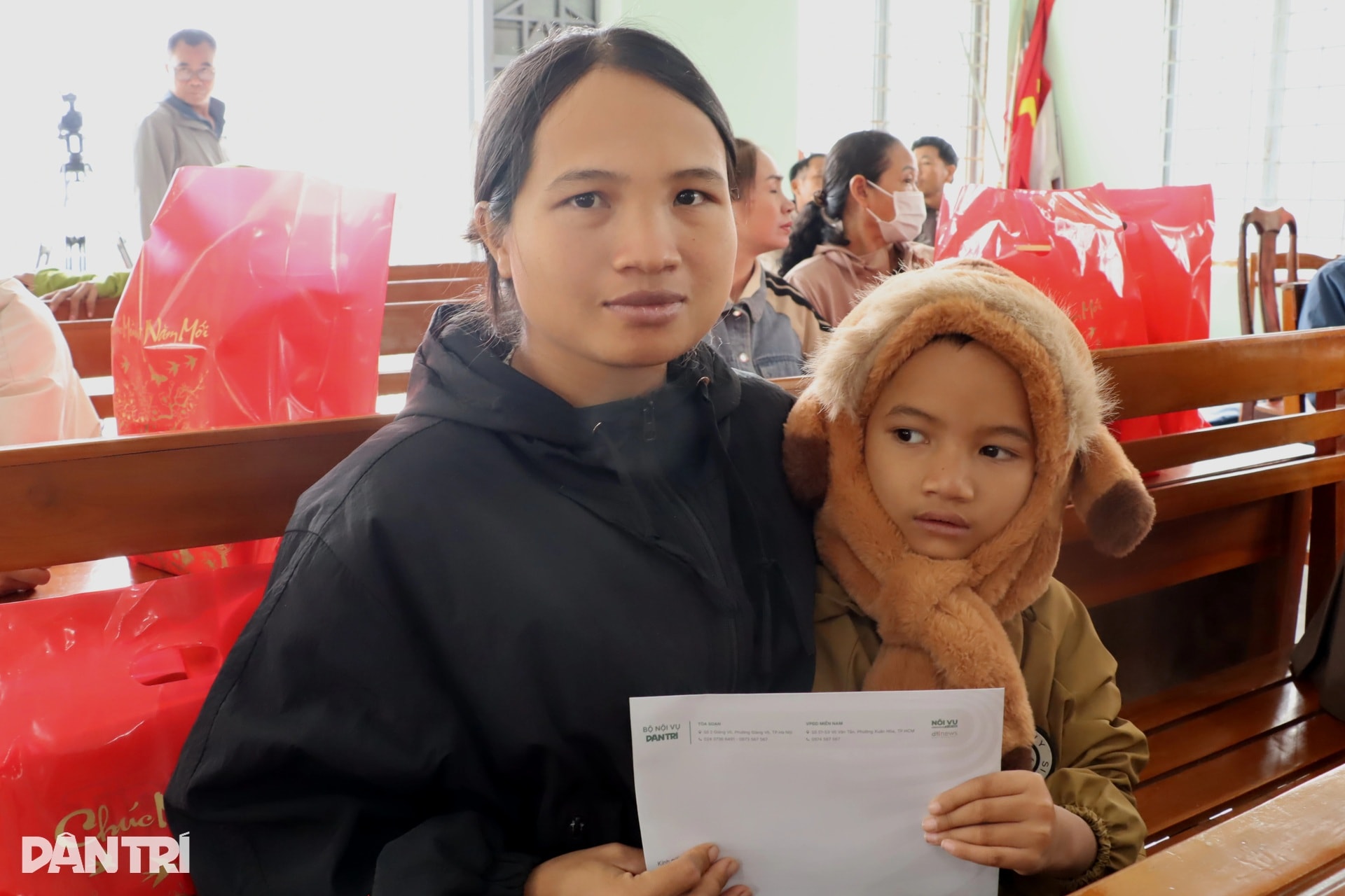 Nhận quà Tết từ Dân trí, bà con rất ấm lòng - 7 Nhận quà Tết từ Dân trí, bà con rất ấm lòng - 7