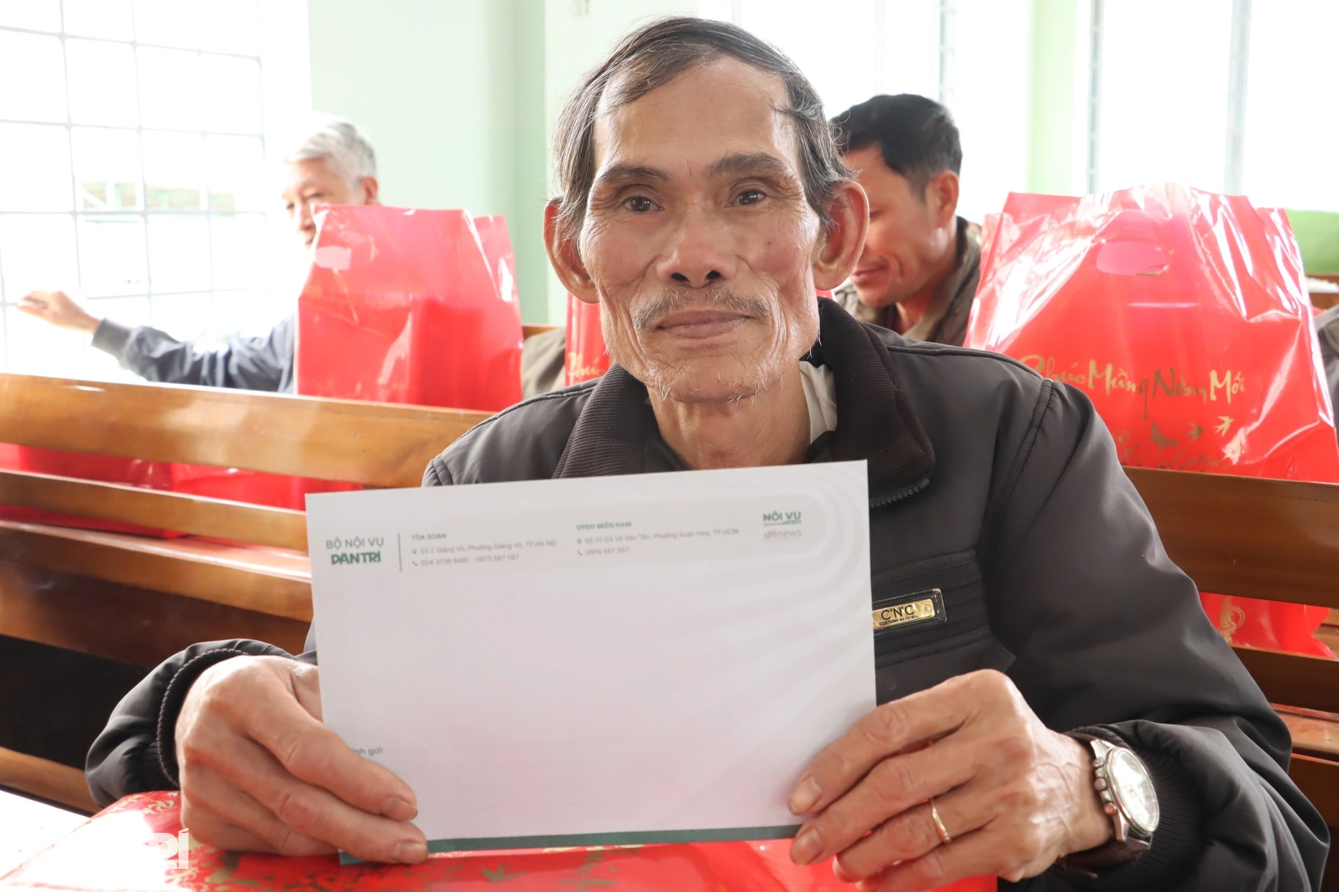 Nhận quà Tết từ Dân trí, bà con rất ấm lòng - 6 Nhận quà Tết từ Dân trí, bà con rất ấm lòng - 6