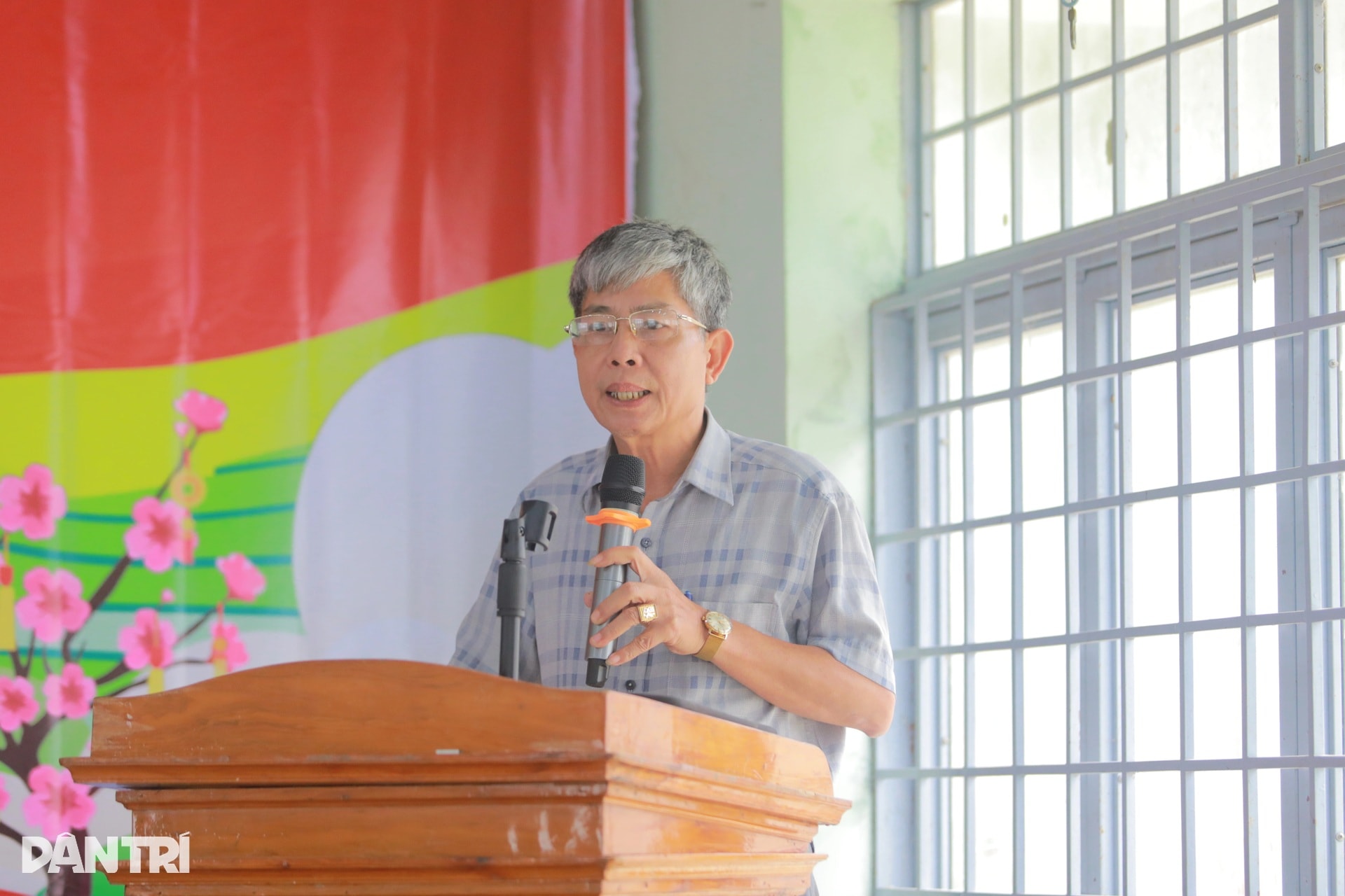 Nhận quà Tết từ Dân trí, bà con rất ấm lòng - 8 Nhận quà Tết từ Dân trí, bà con rất ấm lòng - 8