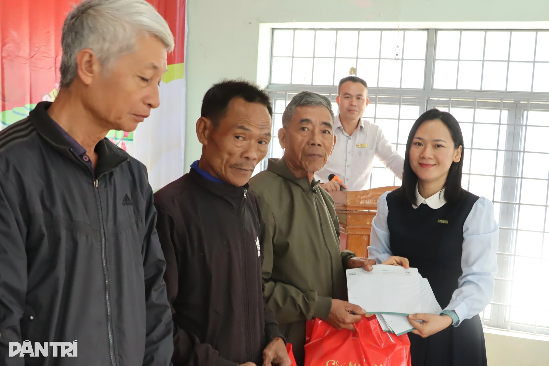 Nhận quà Tết từ Dân trí, bà con rất ấm lòng - 4 Nhận quà Tết từ Dân trí, bà con rất ấm lòng - 4