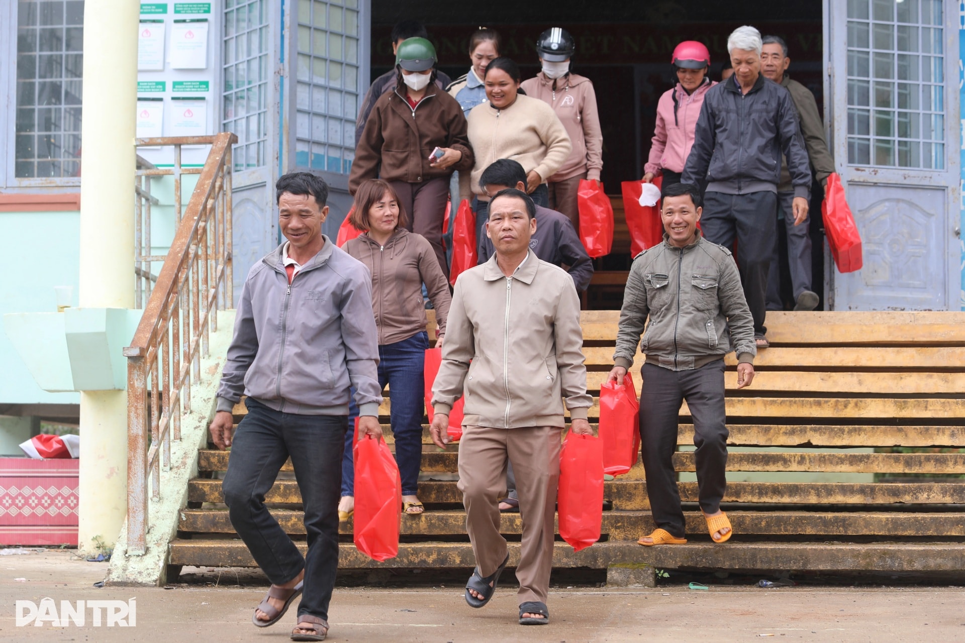 Nhận quà Tết từ Dân trí, bà con rất ấm lòng - 10 Nhận quà Tết từ Dân trí, bà con rất ấm lòng - 10