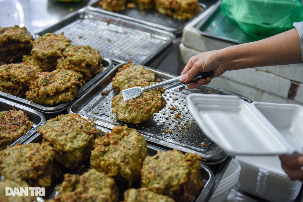 Tưởng bánh rán, khách Tây sửng sốt khi thấy nguyên liệu bò lúc nhúc - 4 Tưởng bánh rán, khách Tây sửng sốt khi thấy nguyên liệu bò lúc nhúc - 4