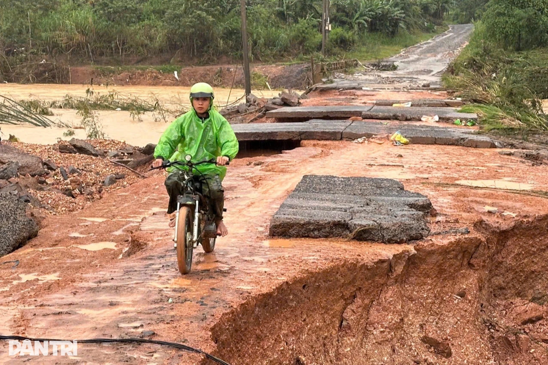 Nhận quà Tết từ Dân trí, bà con rất ấm lòng - 2 Nhận quà Tết từ Dân trí, bà con rất ấm lòng - 2