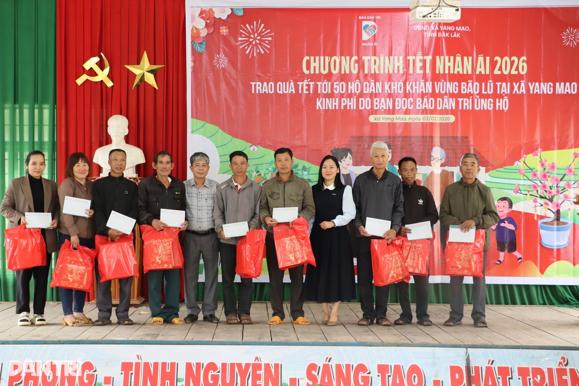 Nhận quà Tết từ Dân trí, bà con rất ấm lòng - 5 Nhận quà Tết từ Dân trí, bà con rất ấm lòng - 5