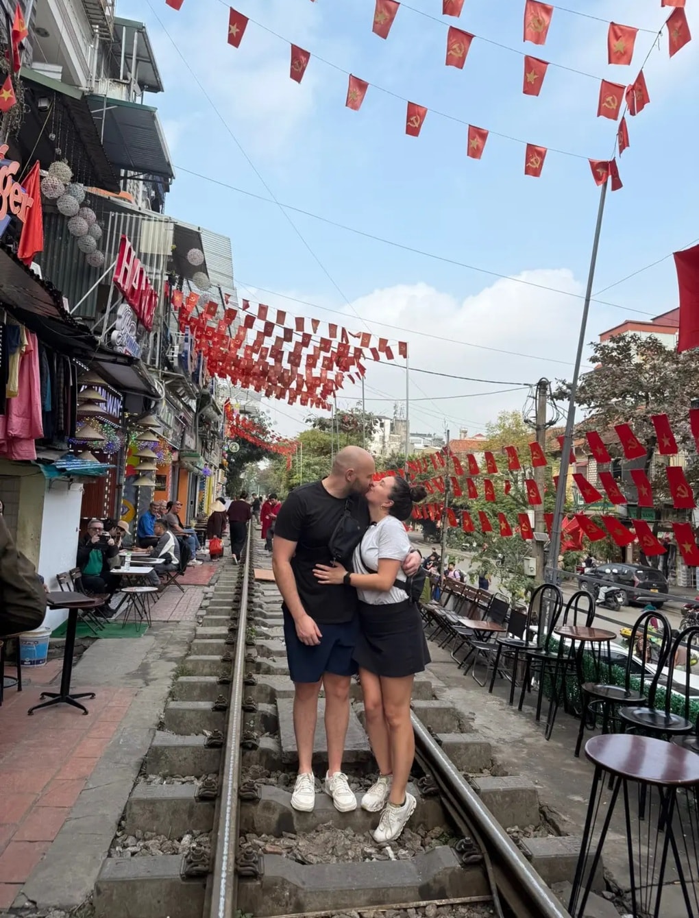 Tưởng bánh rán, khách Tây sửng sốt khi thấy nguyên liệu bò lúc nhúc - 2 Tưởng bánh rán, khách Tây sửng sốt khi thấy nguyên liệu bò lúc nhúc - 2