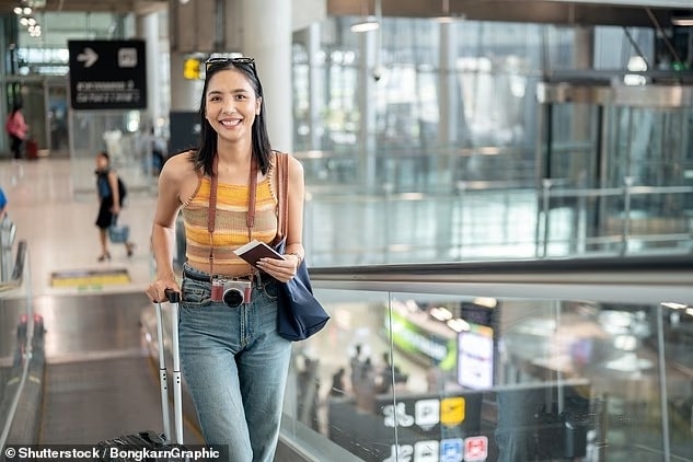 Du khách ở sân bay. Ảnh: BongkarnGraphic