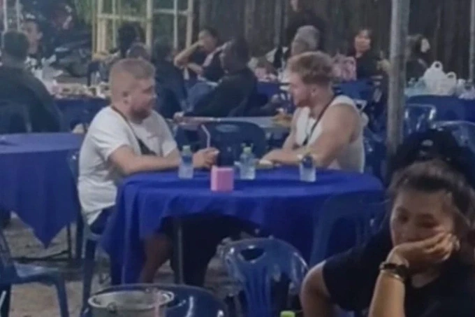 Hai khách nước ngoài nhầm đám tang là nhà hàng. Ảnh: Charantorn Chareomkiad