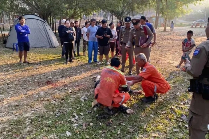 Cảnh sát và lực lượng cứu hộ đang kiểm tra thi thể du khách bị voi tấn công tại Vườn quốc gia Khao Yai ngày 2/2. Ảnh: Prasit Tangprasert.