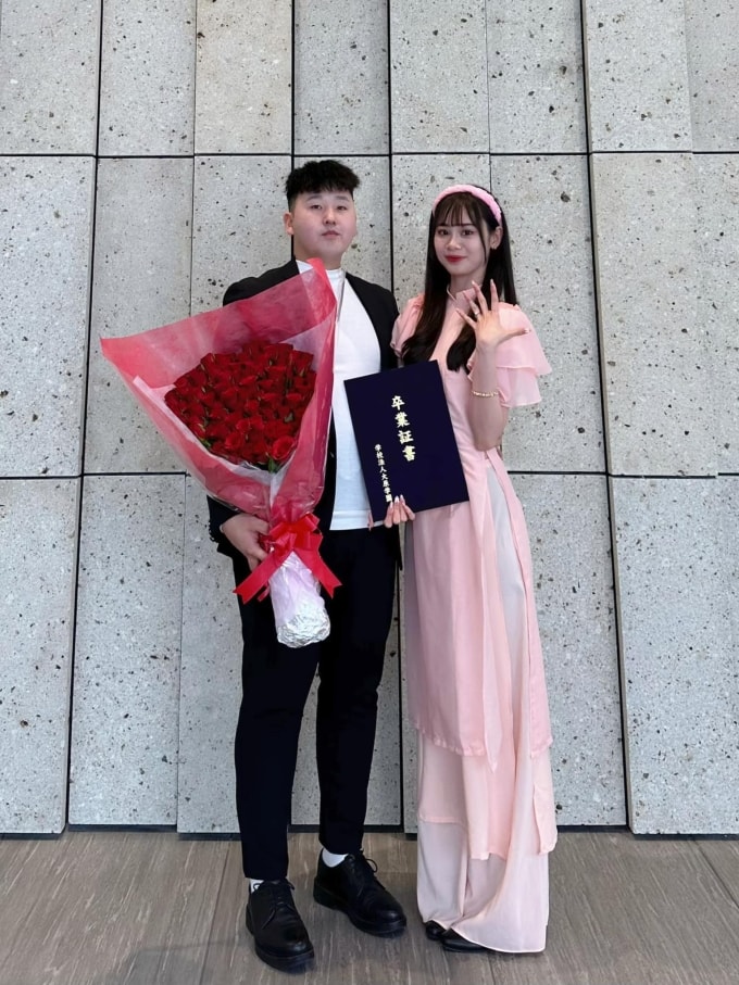 Khosbayar tặng hoa cho bạn gái dịp cô tốt nghiệp Cao đẳng tại Nhật Bản, tháng 3/2025. Ảnh nhân vật cung cấp