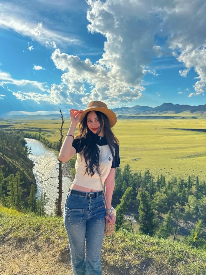 Bảo Ngọc chụp ảnh ven dòng suối chảy từ trên núi xuống thảo nguyên Mông Cổ, năm 2024. Ảnh nhân vật cung cấp