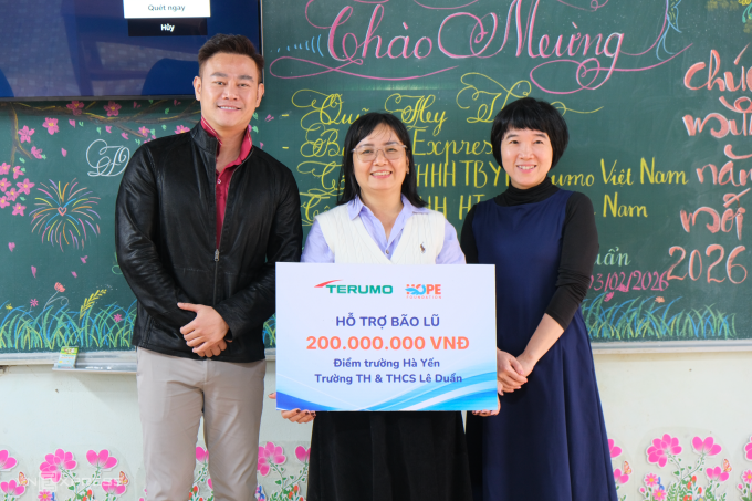 Đại diện đoàn tài trợ trao bảng tài trợ tượng trưng cho điểm trường Hà Yến, thuộc Trường TH-THCS Lê Duẩn, xã Tuy An Đông, chiều 3/2. Ảnh: Quỳnh Nguyễn