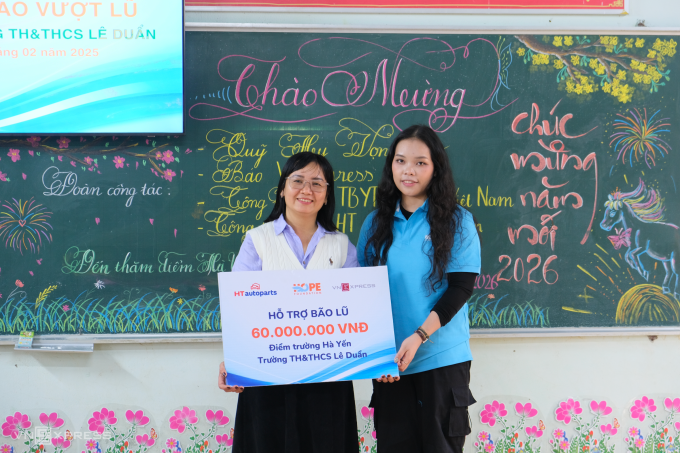 Đại diện đoàn tài trợ trao bảng tài trợ tượng trưng cho điểm trường Hà Yến, thuộc Trường TH-THCS Lê Duẩn, xã Tuy An Đông, chiều 3/2. Ảnh: Quỳnh Nguyễn